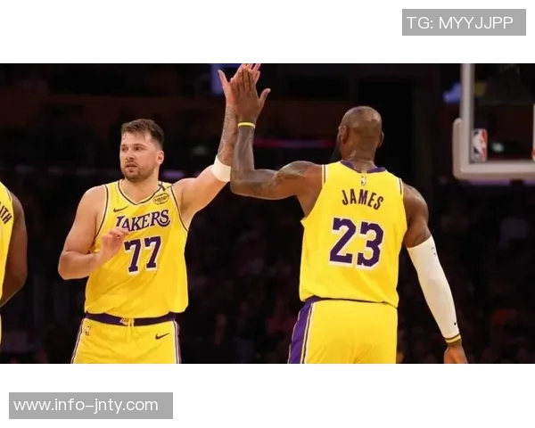 东契奇与里夫斯联手发威詹姆斯是否会影响他们的表现引发热议